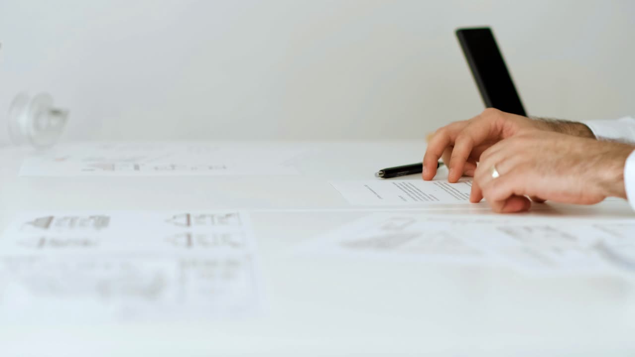 사업가는 프로젝트 4k에 대한 계약서를 읽고 서명합니다.