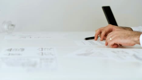 hombre de negocios lee y firma el contrato para un proyecto 4k