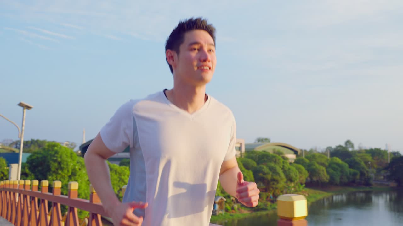 공원에서 달리는 남자