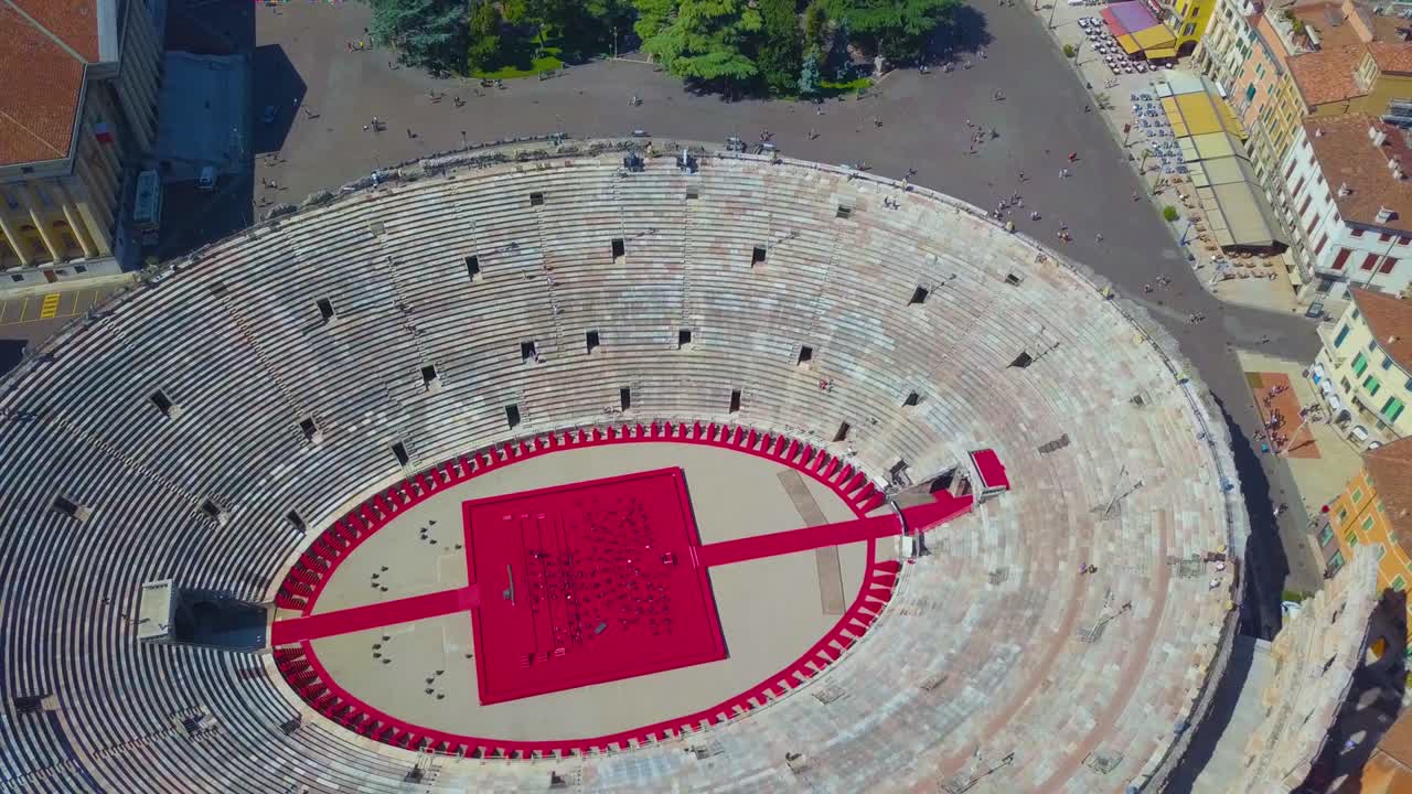 vista aérea de la arena di verona, italia. el dron se aleja de la arena. se abre una vista de la arena y la ciudad.