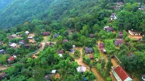 Schwenkaufnahme-Aus-Der-Luft-über-Einem-Dorf-Des-Khasi-Stammes-In-Den-Bergen-Im-Norden-Indiens