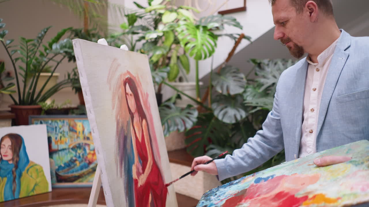 남자는 세부 사항에 대한 날카로운 눈으로 여자를 그립니다. 재능있는 화가는 상상력을 향상시니다. 의 사려 깊은 스트로크로. 진화하는 초상화.