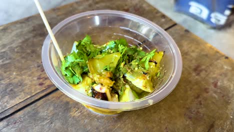 delicioso calamar picante servido en el mercado de bangkok