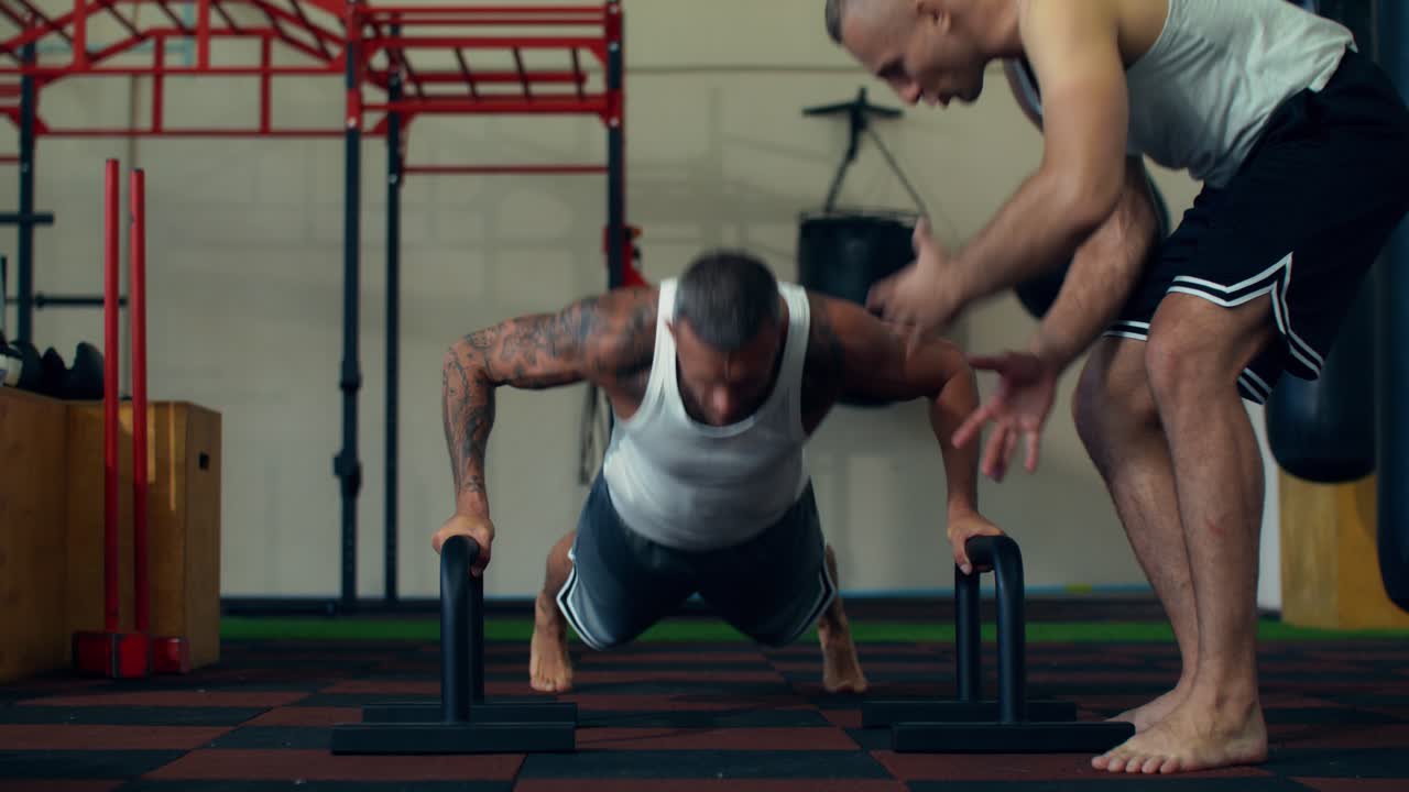 Exercício de fitness no ginásio