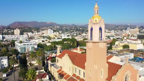 Antena-Sobre-El-Santísimo-Sacramento-De-La-Iglesia-Católica-En-Hollywood,-California