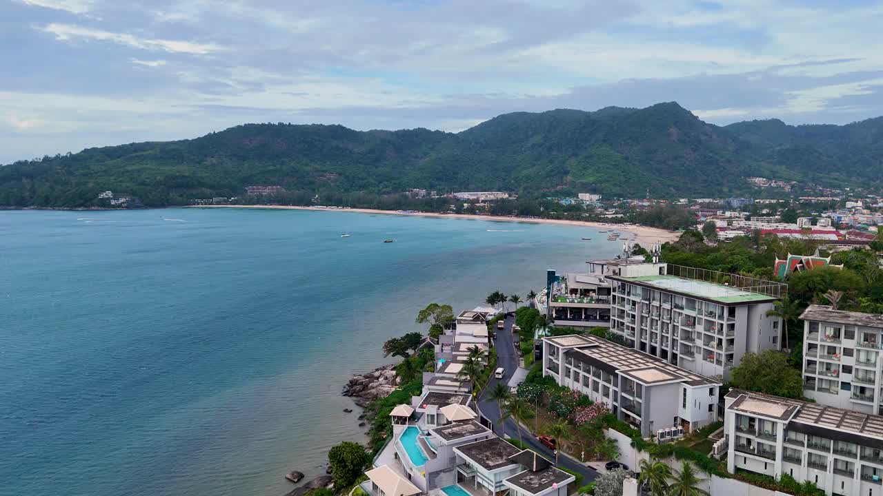 푸켓의 카말라 해변에 있는 럭셔리 리조트를 보여주는 공중 영상.