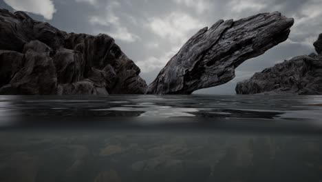 Medio-Bajo-El-Agua-En-El-Mar-Del-Norte-Con-Rocas