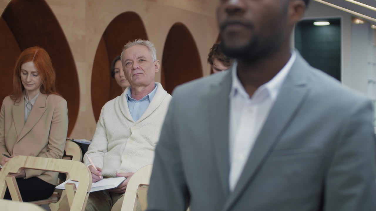 periodistas multiétnicos presentando en una conferencia de prensa