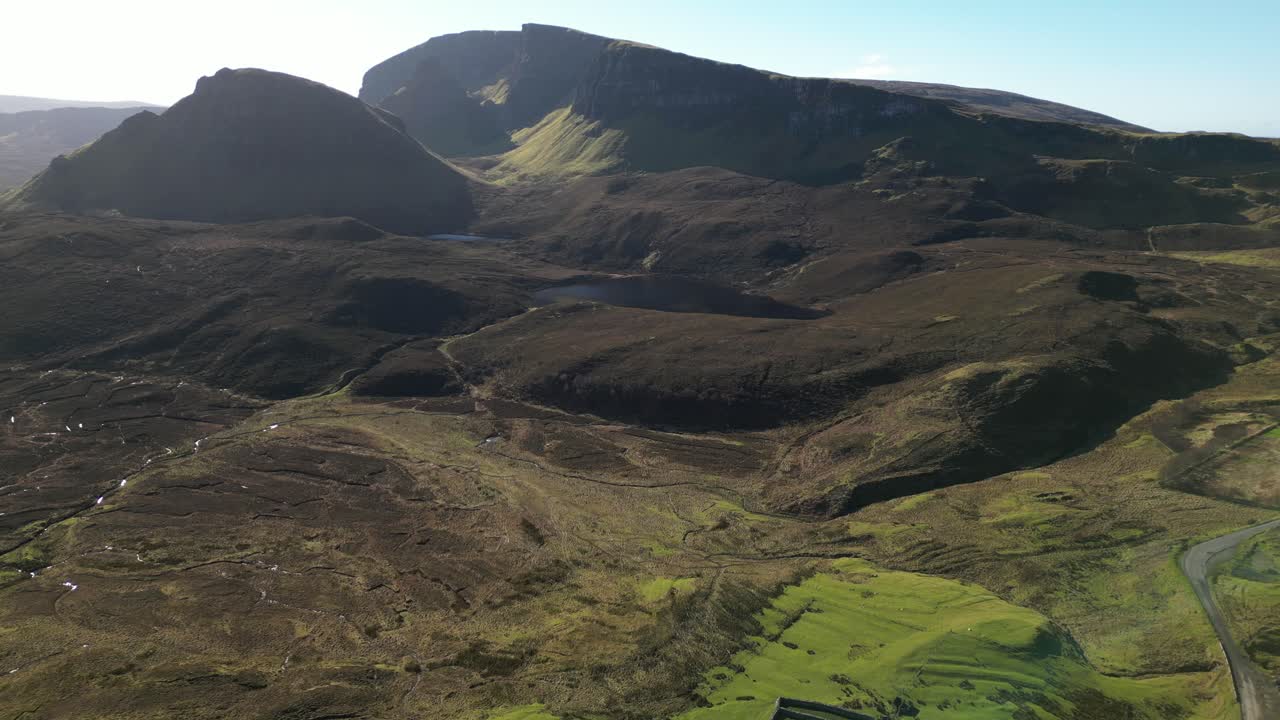 스카이 스코틀랜드의 트로터니시 능선 섬에서 퀴라잉 암석과 호수의 높은 수준의 전망
