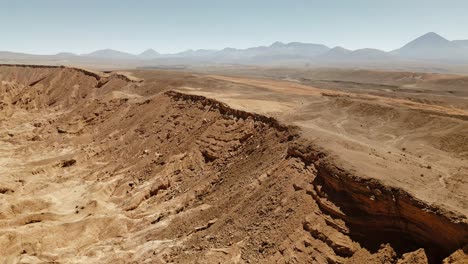 Imágenes-De-Drones-Capturan-La-Belleza-De-Otro-Mundo-De-Un-Valle-Lunar-En-El-Desierto-De-Atacama,-Un-Impresionante-Terreno-De-Formaciones-Rocosas-Talladas