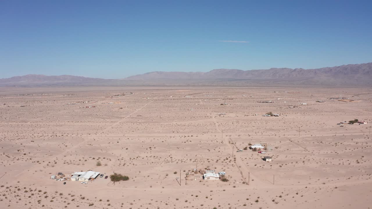 황량하고 희박한 캘리포니아 사막에 흩어진 집들의 높고 넓은 공중 촬영