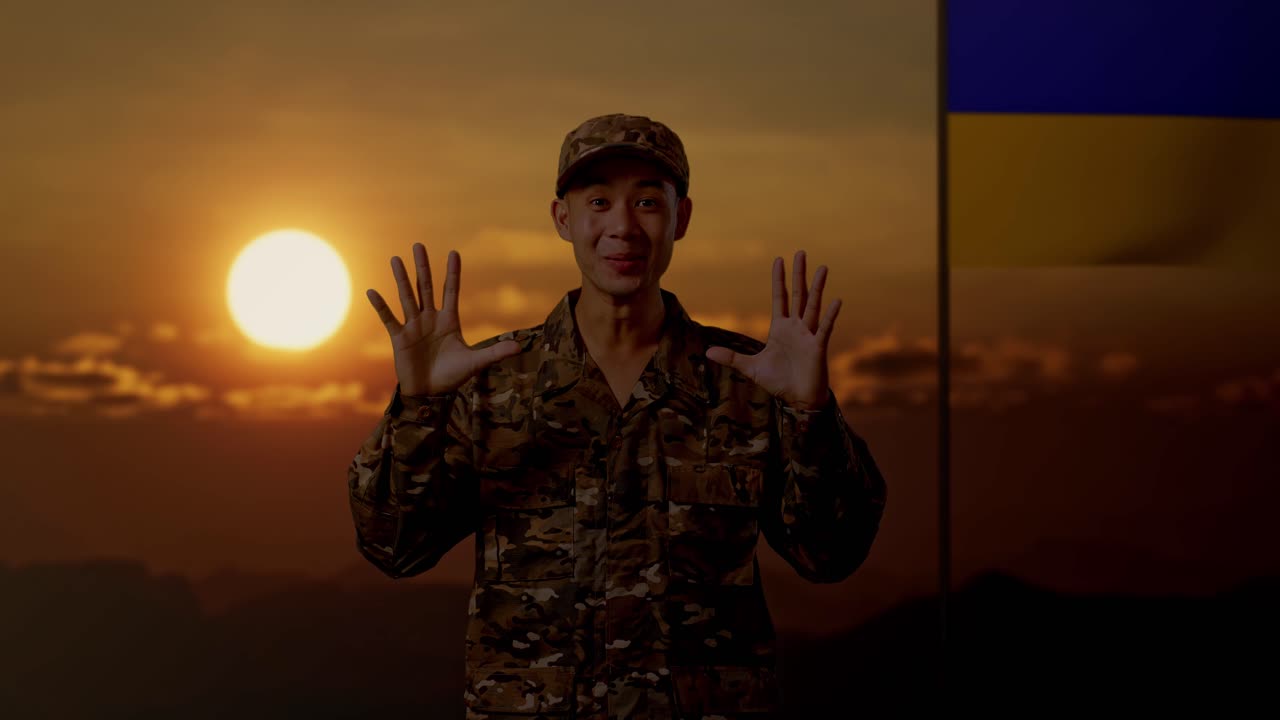 우크라이나 발을 배경으로 위장 유니폼을 입은 놀라운 군인