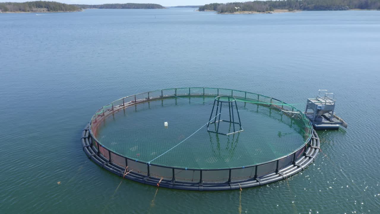 핀란드 군도에 있는 떠다니는 둥근 생선 농장