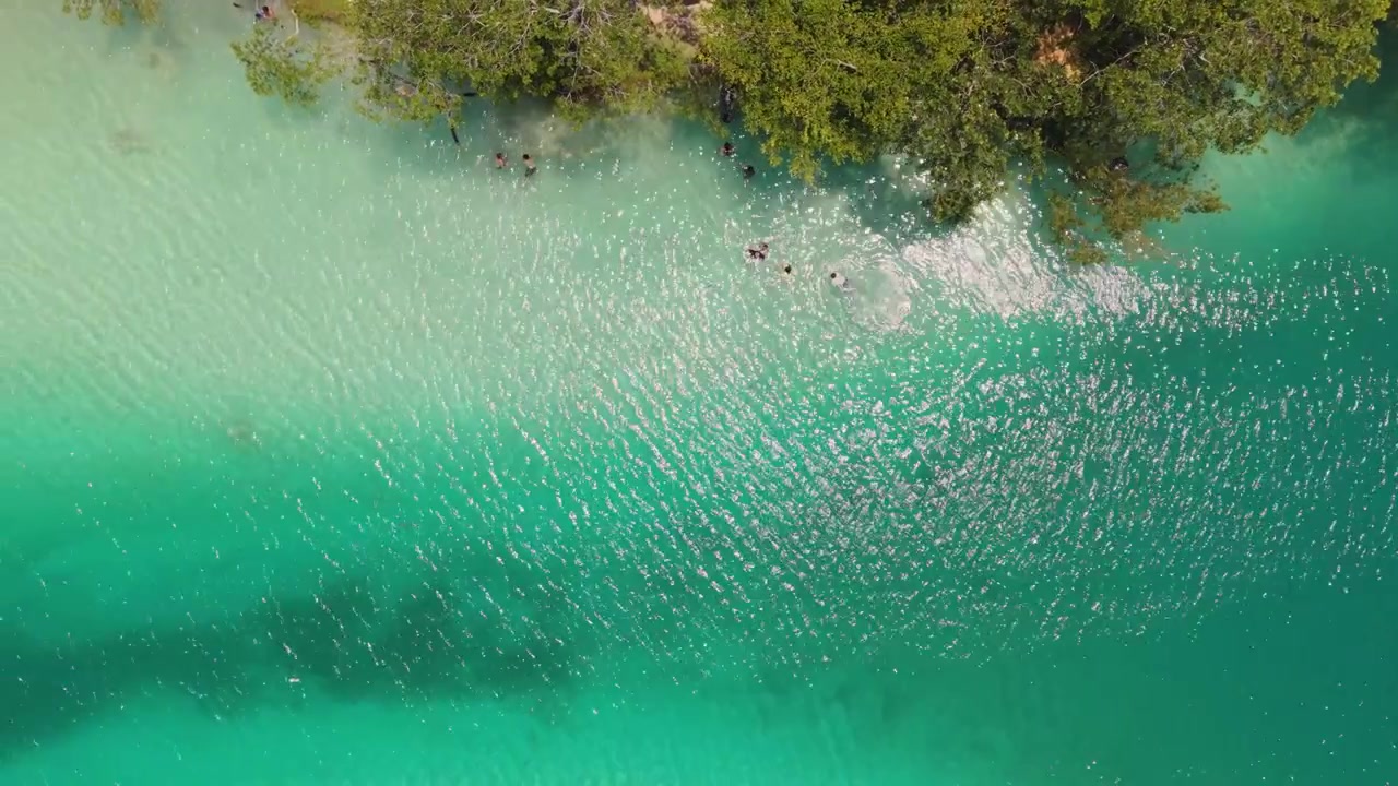 Panorama-Drohnenansicht der Ufer-Rückzugsorte von Bacalar