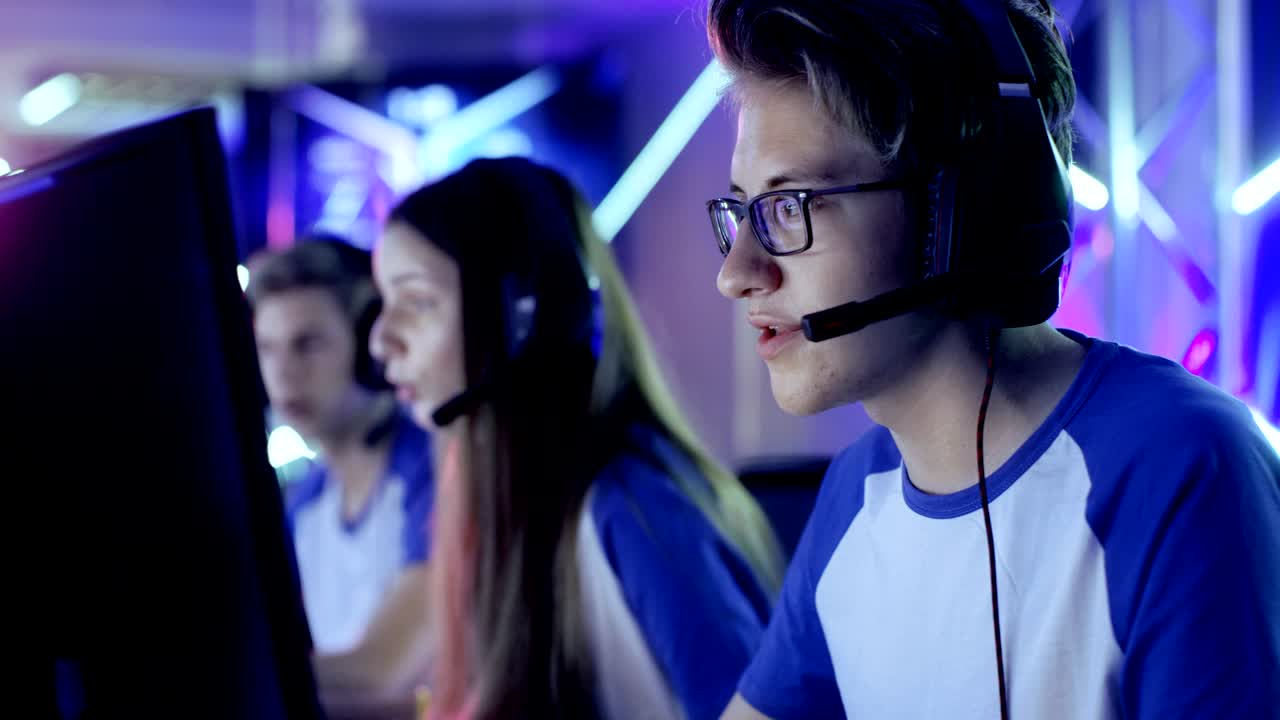 Hold af teenage-gamere spiller i et multiplayer-videospil ved en e-sportsturnering. Kaptajnen giver kommandoer i mikrofonen og forsøger strategisk at vinde spillet
