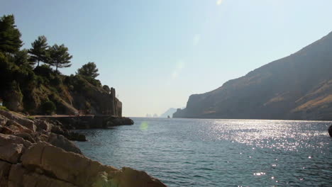 Vista-Bloqueada-De-La-Bahía-De-Ieranto-Durante-El-Día,-Con-Aguas-Brillantes,-Sorrento,-Italia