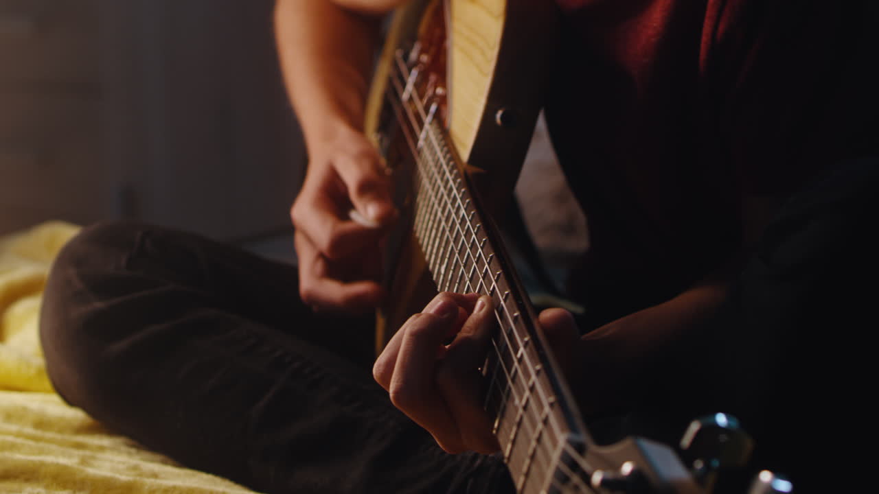 persona que toca la guitarra eléctrica