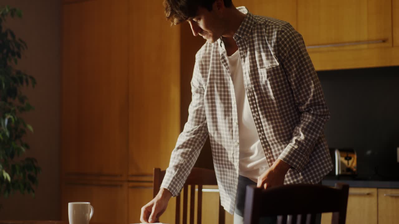 Homem tomando café da manhã em casa