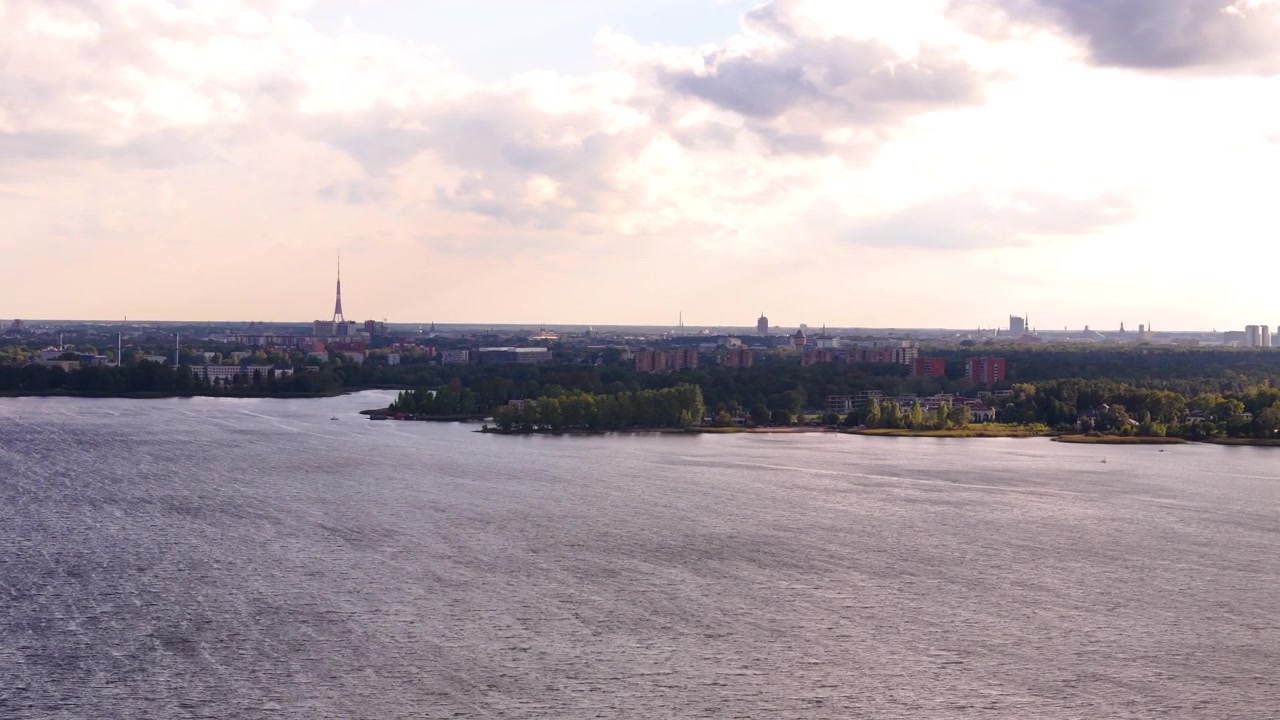 Vista drone del Lago Kisezers che riflette acque calme con lo skyline della città di Riga sullo sfondo