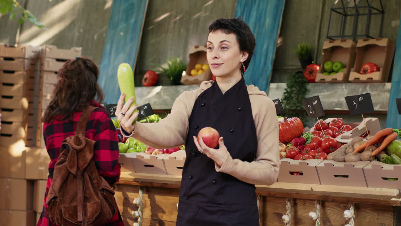Femme vendant des produits dans un marché en plein air