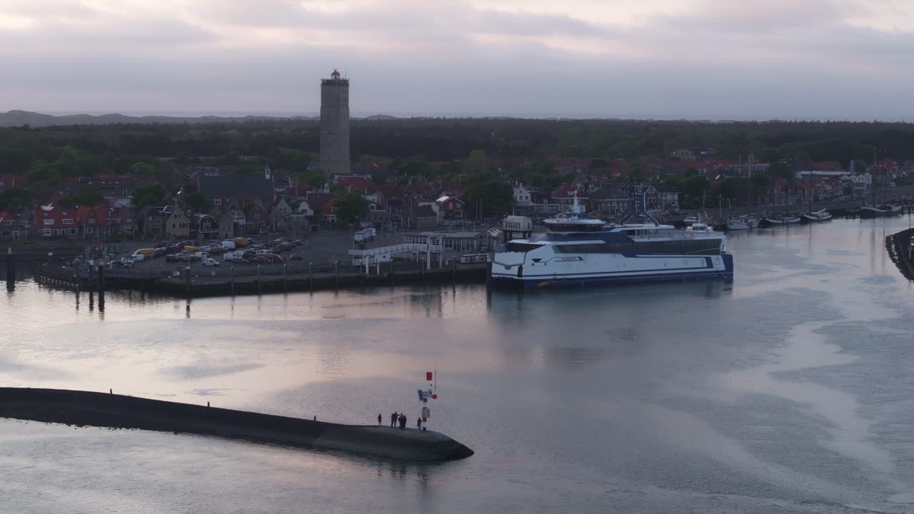 Luchtfoto van Terschelling met eiland, veerboot, zonsopgang, met een sereen historisch landschap in Nederland