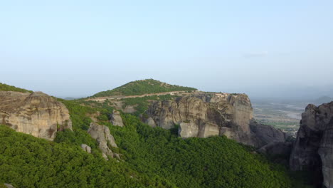 Meteora-Felsformationen-Und-Ein-Kloster-Auf-Hohen-Felsen