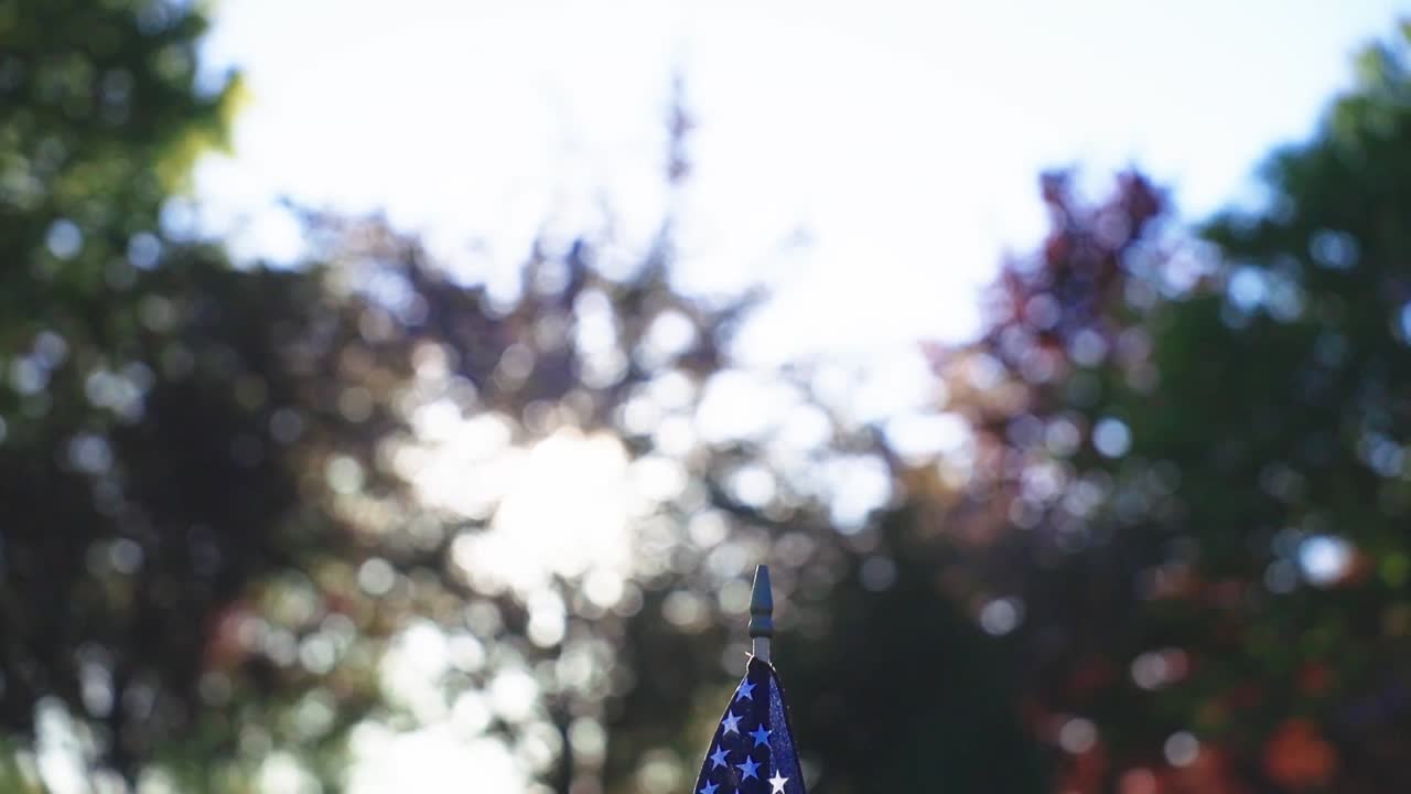 cámara lenta broll de banderas monumentos y tumbas en el cementerio conmemorativo de veteranos de rhode island exeter ri 2