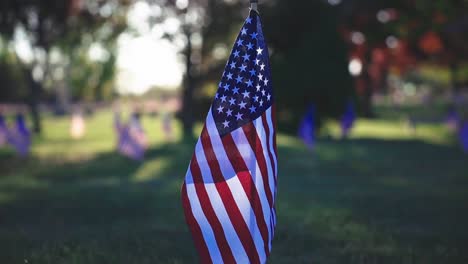 Cámara-Lenta-Broll-De-Banderas,-Monumentos-Y-Tumbas-En-El-Cementerio-Conmemorativo-De-Veteranos-De-Rhode-Island-Exeter-Ri-2