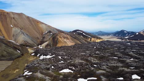 Ein-Spektakuläres-Panorama-Eines-Riesigen-Schwarzen-Magmafeldes-Im-Tal-Der-Regenbogenberge-Von-Landmannalaugar-In-Island