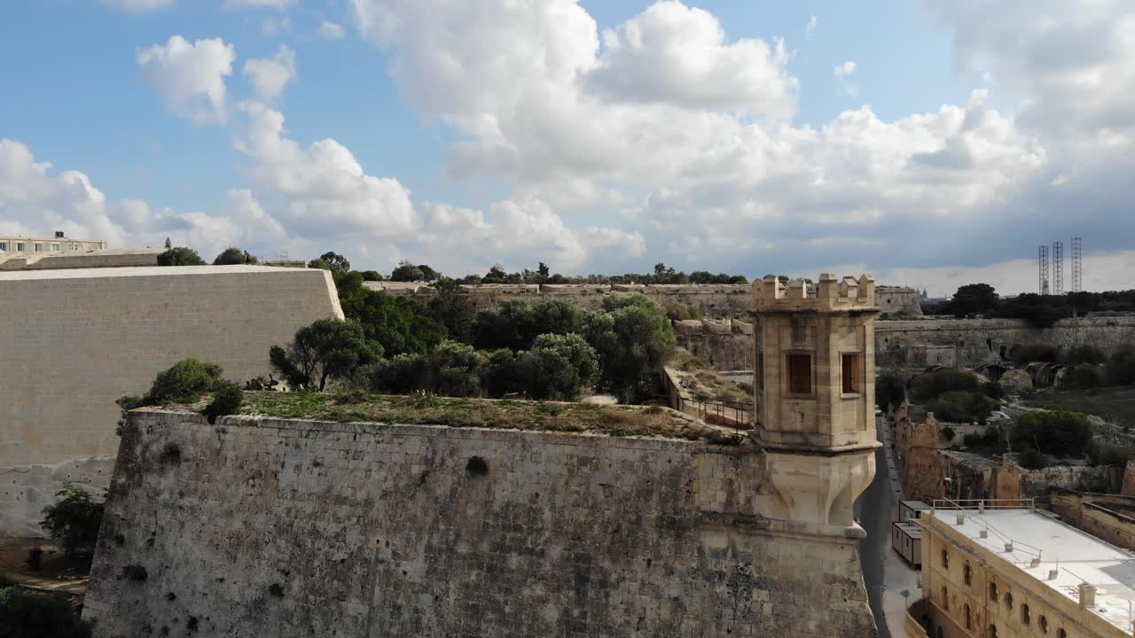 Malta, Valletta, volo drone su antica torre fortificata, giardini Sa Maison, fortificazioni