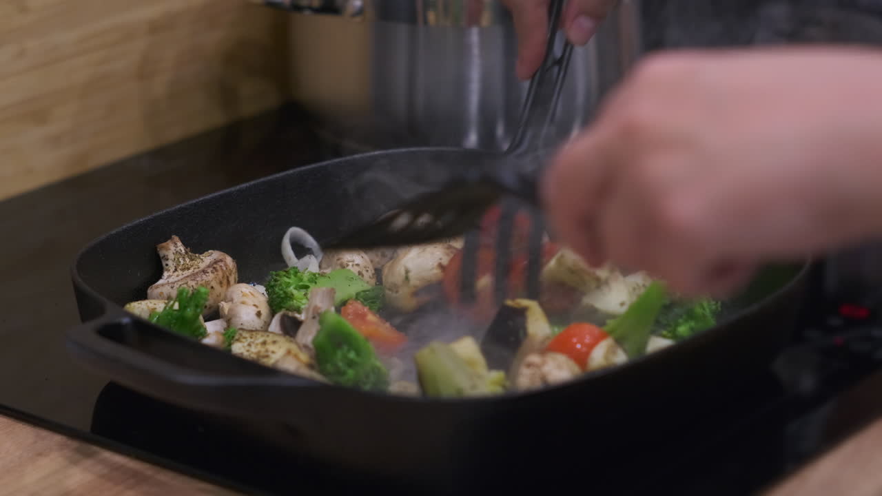 cocinar verduras en una sartén