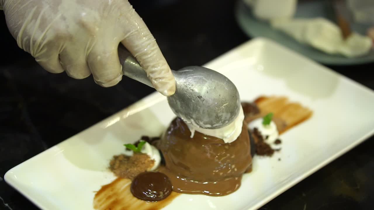 미식가 초콜릿 푸딩 디저트 위에 추가되는 아이스크림