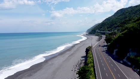 Carretera-Junto-Al-Mar-Y-Conducción-De-Automóviles-En-Un-País-Tropical.