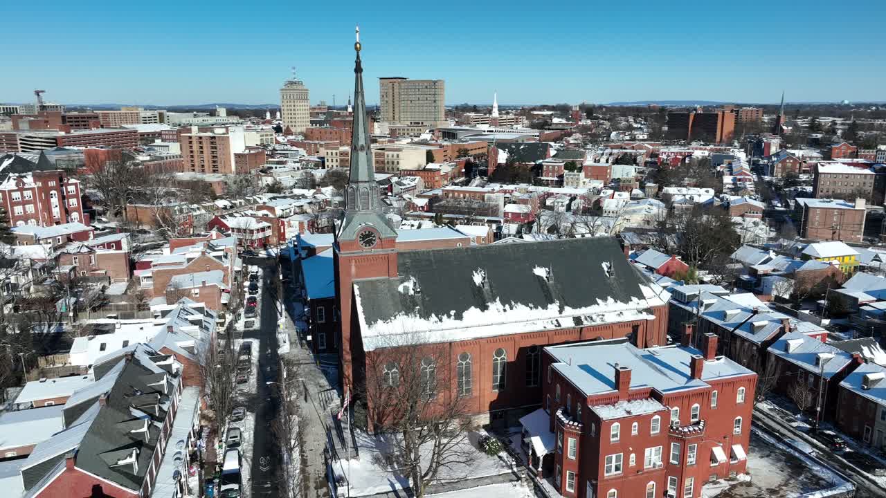 histórica iglesia estadounidense en la ciudad de lancaster durante el invierno nieve y luz del sol