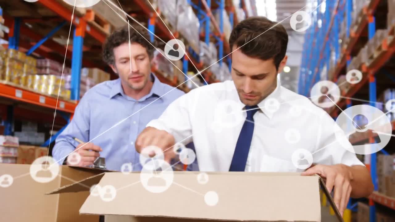 анимация сетей соединений с иконами над людьми, работающими на складе