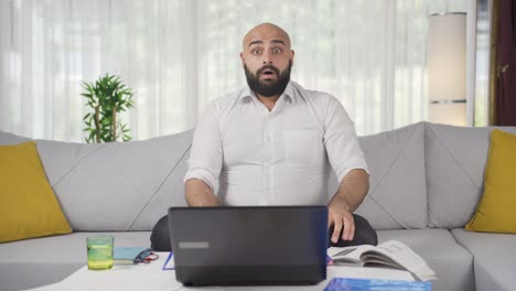 Hombre-Trabajador-De-Oficina-En-Casa-Mirando-La-Cámara-Confundido.