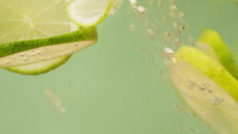 rebanadas de cal en agua con burbujas