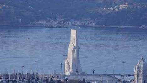 Wunderschöne-Sonnenuntergangslandschaft-Mit-Blick-Auf-Das-Portugiesische-Denkmal-Der-Entdeckungen,-Padrao-Dos-Descobrimentos