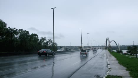 lapso de tiempo en el puente juscelino kubitschek en un día lluvioso nublado en brasilia