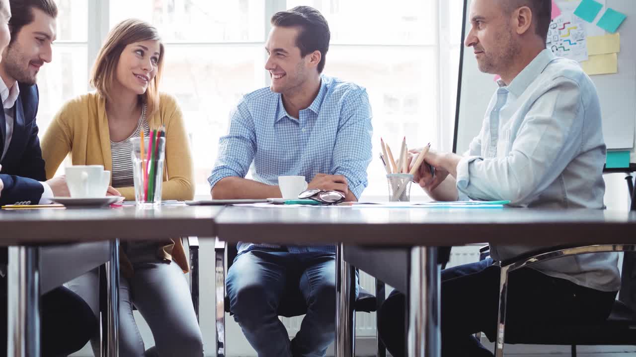 animación de un grupo de diseñadores de moda discutiendo en un estudio de moda