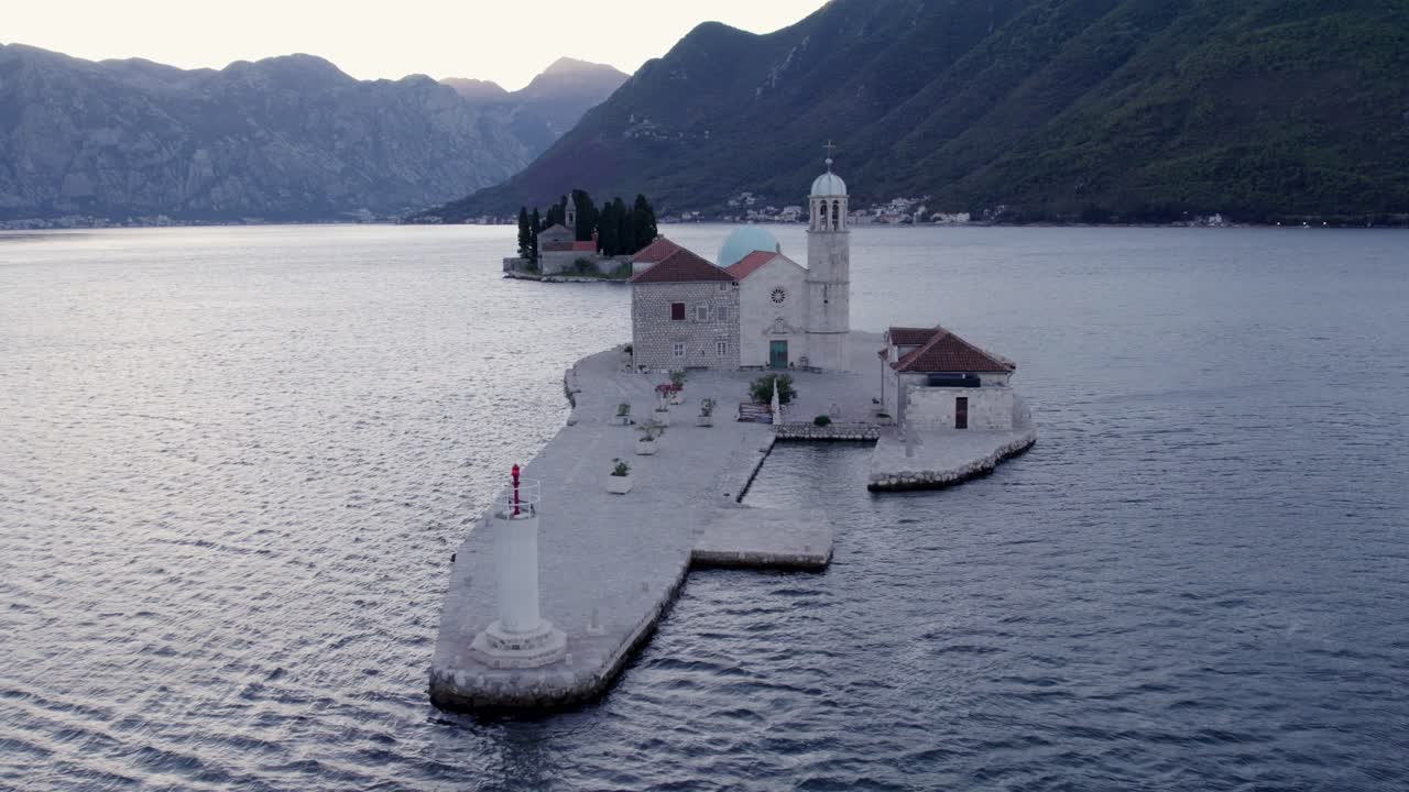 Luftfoto av Vår Frue av Klippene kirke i Kotorbukta ved soloppgang i Kotor, Montenegro, med fantastisk soloppgangsbelysning, rolig atmosfære og høykvalitets droneopptak som fremhever naturens skjønnhet