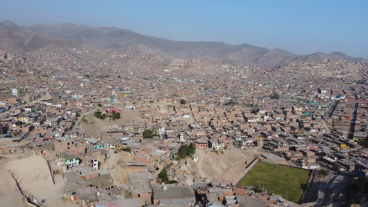 Lima, Peru'da Geniş Bir Yamaç Gecekondu Mahallesi'nin Havadan Görünümü