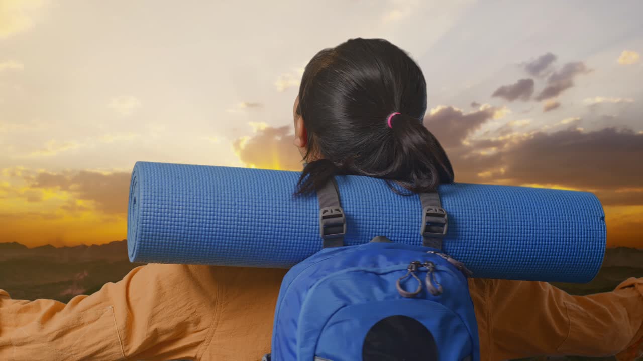 해가 지면 산책 하는 여자