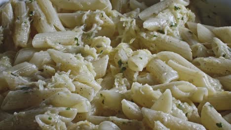 la pasta, el queso y las hierbas se hornean juntos para crear un plato apetitoso cremoso y derretido