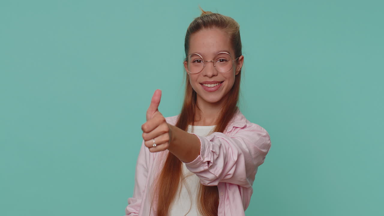 encantadora y alegre niña adolescente aprueba en gran medida su sugerencia, sacudiendo la cabeza con aprobación como trabajo