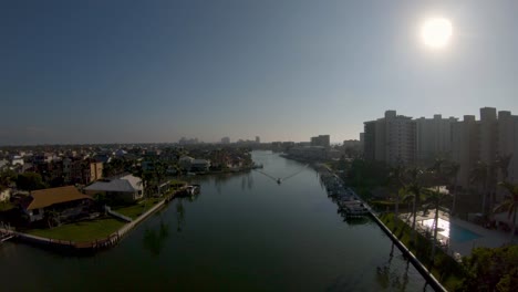 Imágenes-Aéreas-De-Drones-De-4k-A-Lo-Largo-Y-Arriba-Del-Canal-Vanderbilt-Y-Los-Alrededores-De-Los-Condominios-Vanderbilt-En-Un-Increíble-Día-Soleado