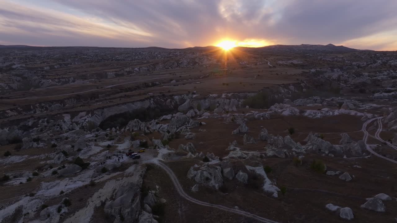 Vista aerea di un vivido tramonto che illumina una valle aspra, Ortahisar