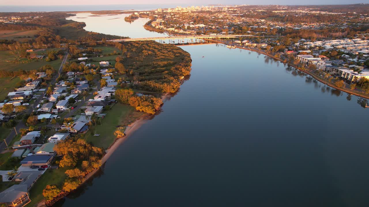 paisaje de puesta de sol sobre el río maroochy con el puente talep en la región de la costa del sol, queensland, australia - toma aérea
