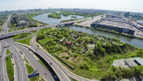 вид с воздуха на перекресток автострады