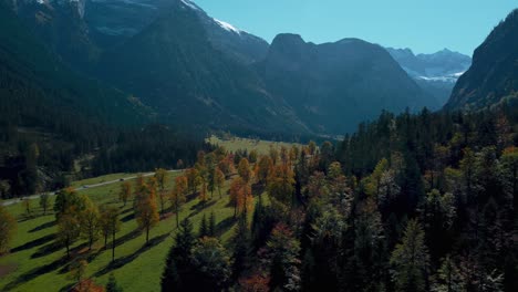 Arces-Coloridos-Con-Hojas-De-Otoño-Rojas-Y-Amarillas-En-Otoño-Soleado-Y-Vibrante-En-Las-Montañas-De-Los-Alpes-En-Tirol,-Austria-En-El-Pintoresco-Bosque-Ahornboden-En-Rissach-Engtal-Con-Cielo-Azul